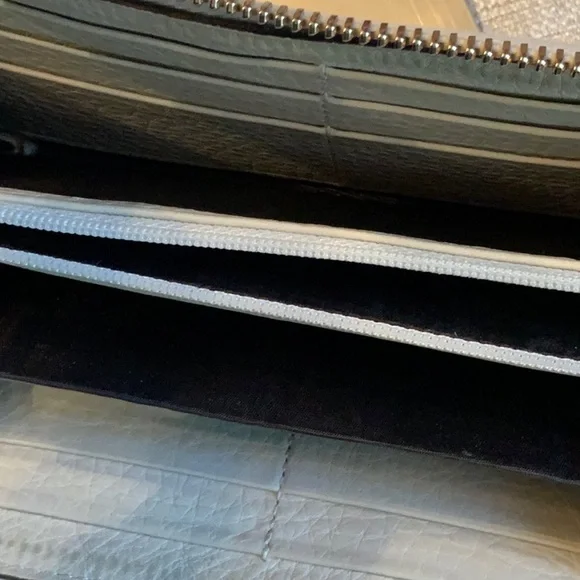 Gucci Pale Green Leather Zip Wallet with Tassel - Picture 8 of 14